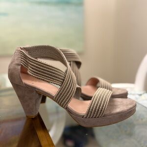 NEW Stuart Weitzman Elegant Taupe Women's Heels Size 40